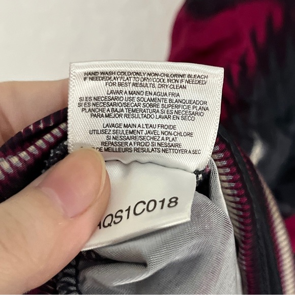 BCBGMaxAzria Black & Pink Blouse Rose Wrap Top Short Sleeve Surplice V-Neck Sz S - Picture 10 of 12